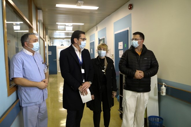 Po besedah vodje covidnega oddelka v bolnišnici Matica Koželja (na fotografiji prvi z desne strani) so oddelek v bolnišnici...