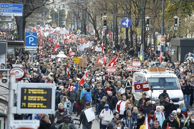 V Avstriji naval na trgovine, na Dunaju izgredi na množičnem protestu proti zaprtju javnega življenja in cepljenju
