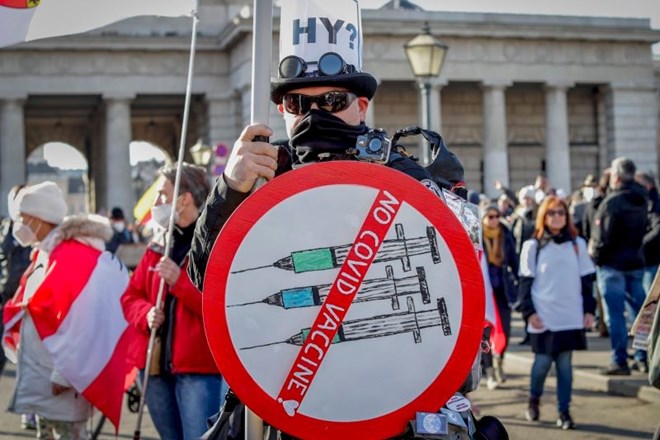 V Avstriji naval na trgovine, na Dunaju izgredi na množičnem protestu proti zaprtju javnega življenja in cepljenju