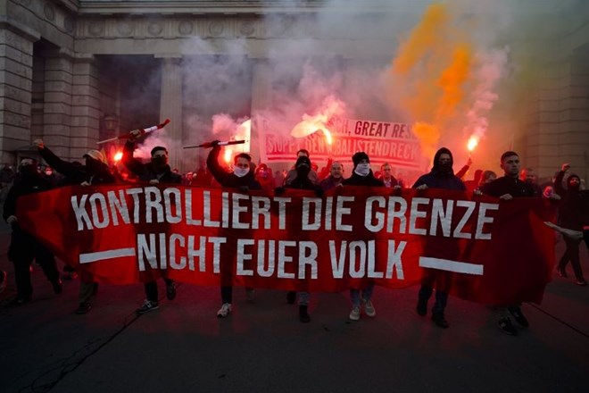 Na protestu na Dunaju se je zbralo okoli 35.000 ljudi, med njimi mnogi skrajni desničarji.