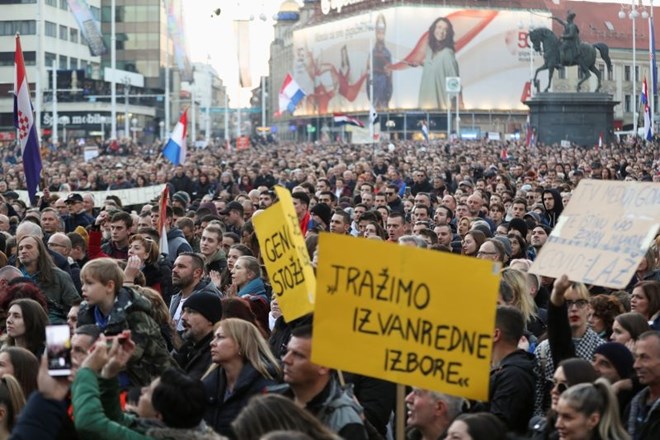 V Zagrebu se je zbralo nekaj tisoč ljudi, ki nasprotujejo protikoronskim ukrepom.