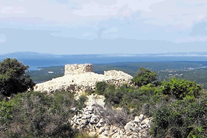 Na poti na najvišji vrh otoka Raba Kamenjak je razgledna točka, od koder se odpira lep razgled na okoliške otoke.