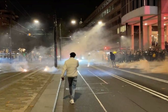 Na Nizozemskem že tretja noč protestov in izgredov 