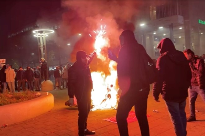 Na Nizozemskem že tretja noč protestov in izgredov 