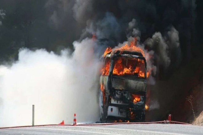 V nesreči avtobusa na zahodu Bolgarije je umrlo najmanj 46 ljudi. Avtobus z makedonsko registracijo je trčil v zasčitno...