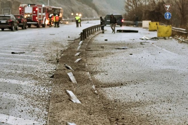 Do nesreče je prišlo okoli 2. ure na avtocesti kakih 40 kilometrov južno od Sofije.