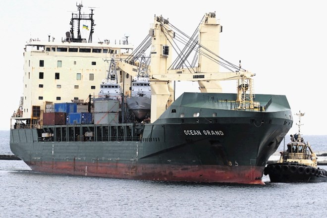 Tovorna ladja Ocean Grand prevaža predelana patruljna čolna ameriške obalne straže, ki so ju ZDA poslale Ukrajini za...
