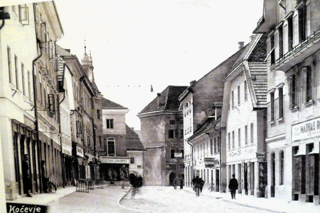 Glavna mestna ulica v Kočevju okoli leta 1940, v ozadju grad…