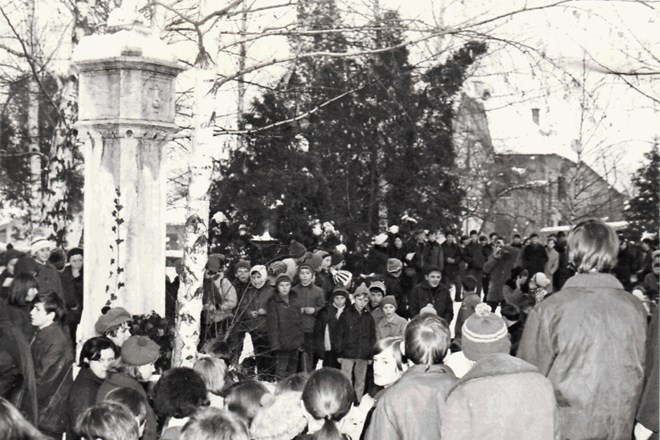 Slovesnosti v spomin na Prešerna so bile v Kranju v tistem času množično obiskane. Tudi te v Prešernovem gaju ob 120....