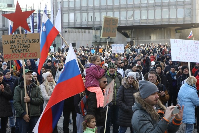 #foto V Ljubljani shod proti novemu protikoronskemu zakonu