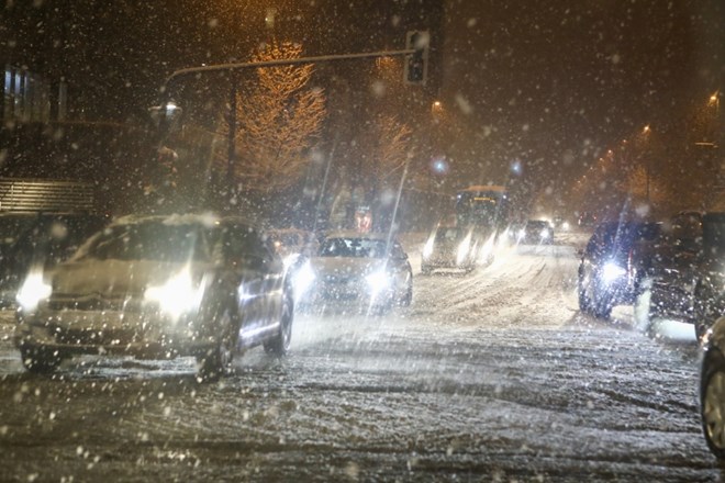# foto: Po Sloveniji močno sneži,  nastajajo prometni zastoji