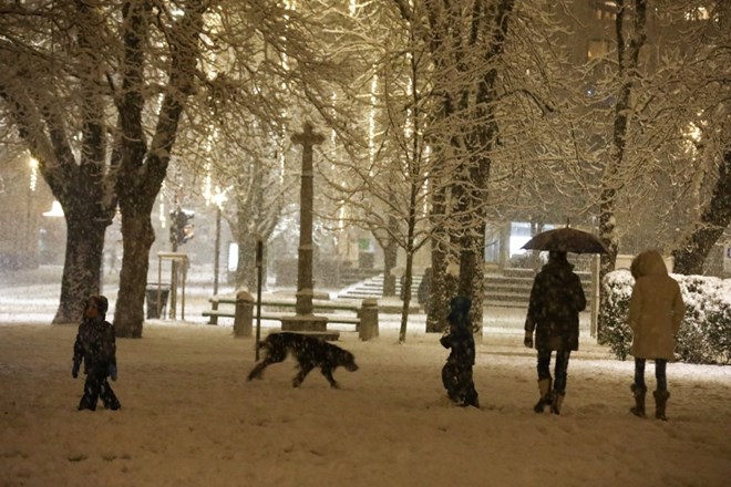 # foto: Po Sloveniji močno sneži,  nastajajo prometni zastoji