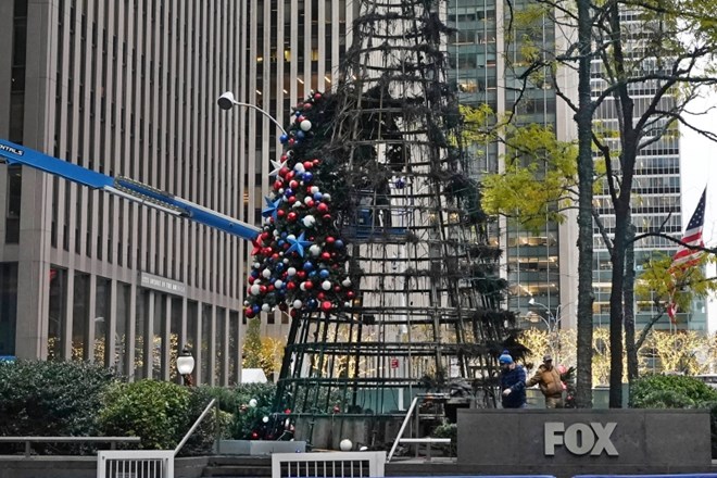 Newyorški brezdomec je v sredo zažgal božično drevo pred poslopjem televizije Fox News na 6. aveniji na Manhattnu.