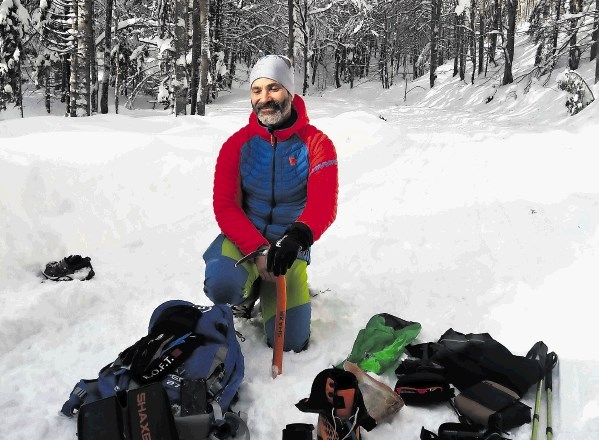 Matjaž Šerkezi z opremo, ki jo potrebujemo za zimske pohode v gore:  poleg tehnične opreme za hojo v gore pozimi potrebujemo...