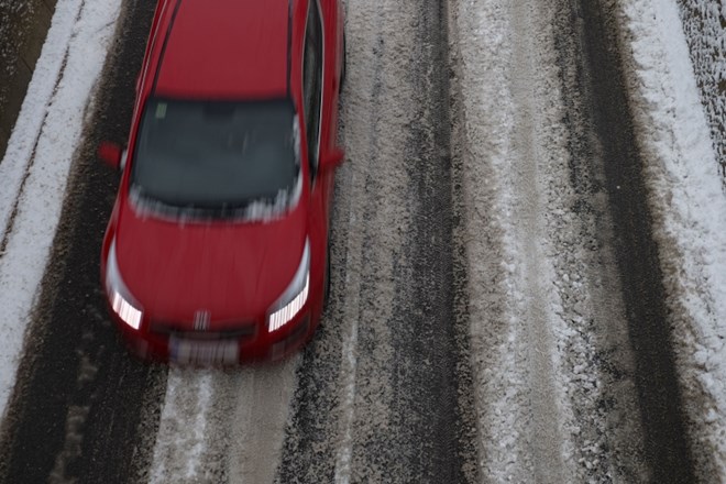 #foto Sneženje po državi povzročilo več prometnih nesreč