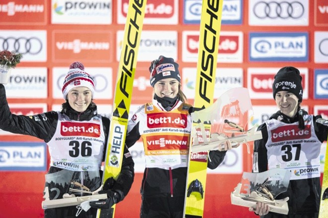 Avstrijka Marita Kramer (v sredini) je dosegla tretjo zmago v letošnji sezoni. Norvežanka Silje Opseth (levo) je z drugim...