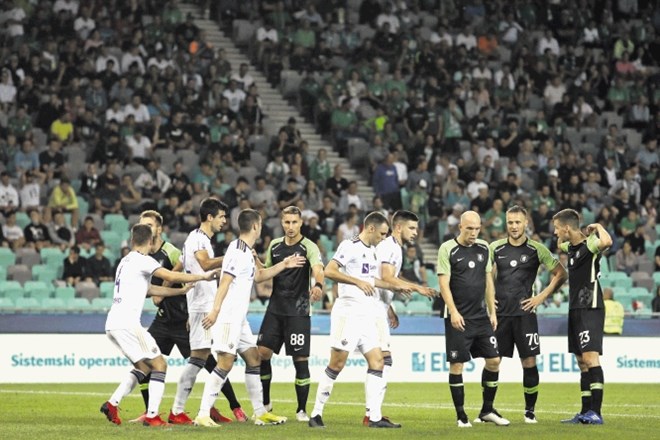 Medtem ko so nogometaši Maribora (v belih majicah) z naslovom jesenskega prvaka upravičili vlogo favorita, je Olimpija (v...