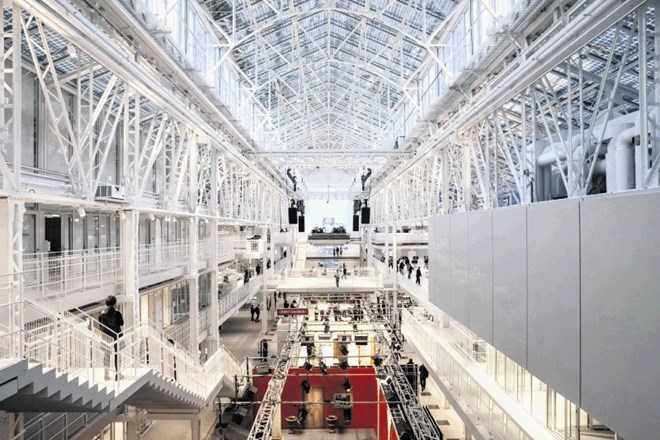 Arhitekt Renzo Piano je  notranjost stavbe spremenil v velik odprt  prostor.