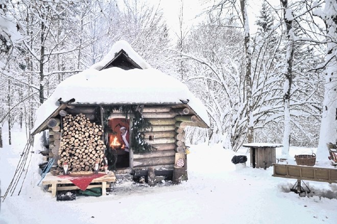 Lesena  koča, kjer pozimi prebiva Božiček.