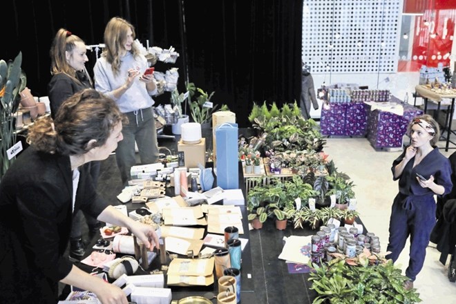 Energične in uspešne mlade podjetnice so se povezale in božični pop-up daril pripravile kar v baru Cvetličarne.