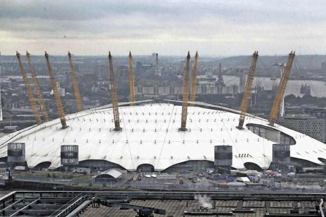 Milenijska kupola v Londonu je ena največjih kupol na svetu, dvanajst stometrskih rumenih podpornih stebrov pa simbolizira 12...