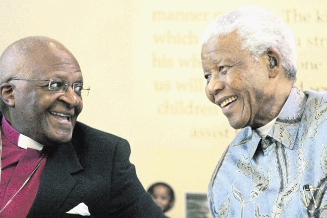 Najbolj znana borca proti apartheidu Desmond Tutu (levo) in Nelson Mandela, slednji je umrl leta 2013.