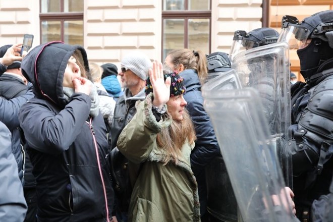 Med policisti in delom protestnikov je prišlo do prerivanja.