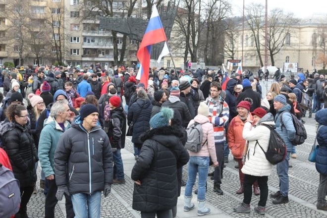 Pred državnim zborom so se zbrali protestniki iz gibanja Resni.ca.