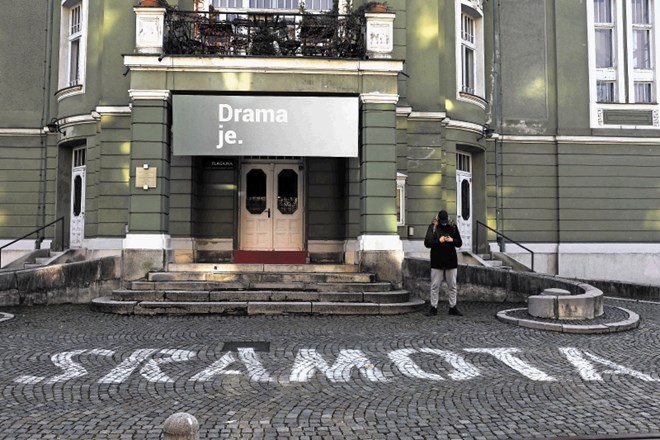 Propadajoče Slovensko  narodno gledališče Drama  je 30. septembra zalila voda. Minister za kulturo Vasko  Simoniti je namesto...