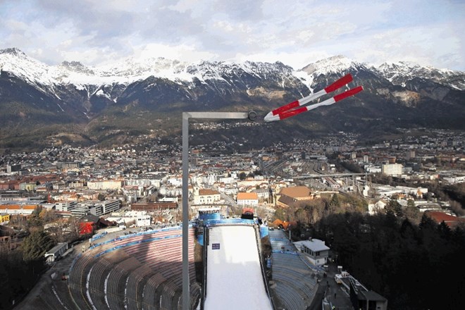 Močan veter je preprečil današnjo tretjo tekmo novoletne turneje v Innsbrucku, ki jo bodo izpeljali jutri v Bischofshofnu.