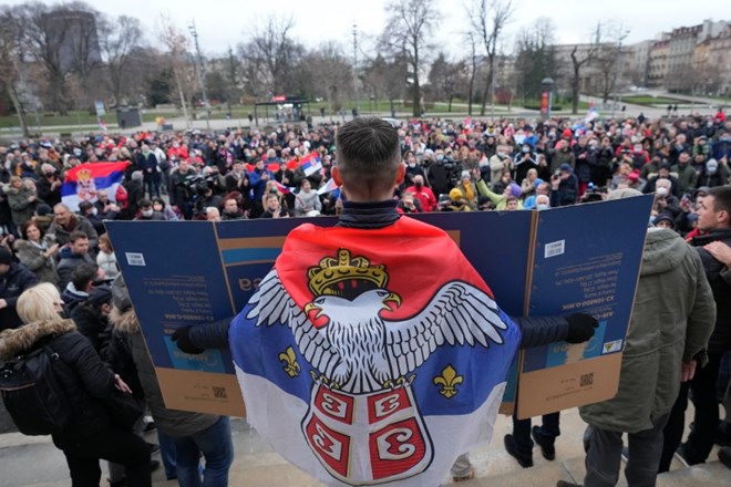 Pred stavbo srbske skupščine se je popoldne zbralo več tisoč ljudi, ki so izrazili podporo Đokoviću v njegovem boju, da bi...
