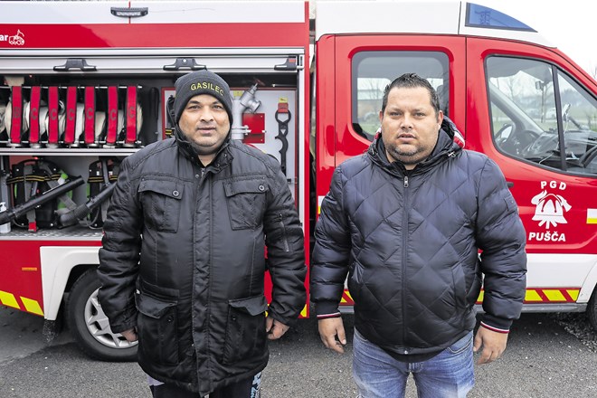 Franc Cener in Dalibor Cener Horvat, gasilca edinega romskega gasilskega društva na svetu Foto: Jaka Gasar
