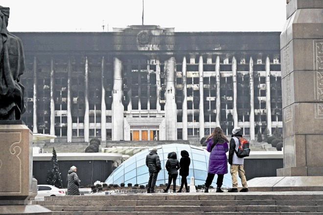 Kazahstanske oblasti so pričele odstranjevati posledice nemirov, v katerih je zagorela tudi mestna hiša v Almatiju.