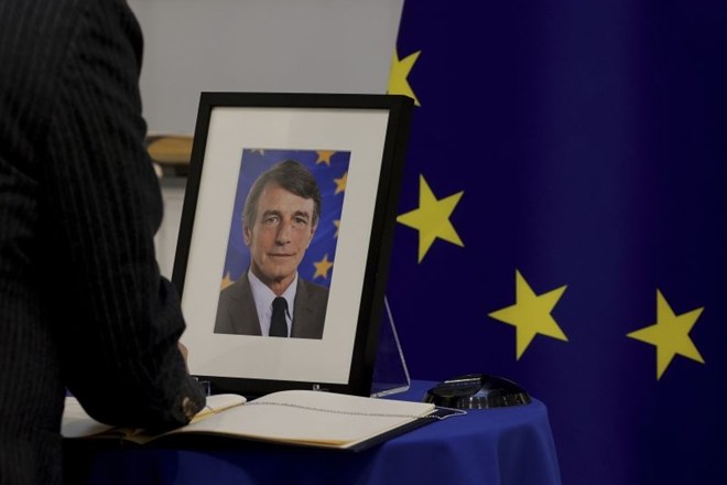 Številni se danes vpisujejo v žalno knjigo v Evropskem parlamentu. Predsednik EP David Sassoli je umrl zgodaj davi v...