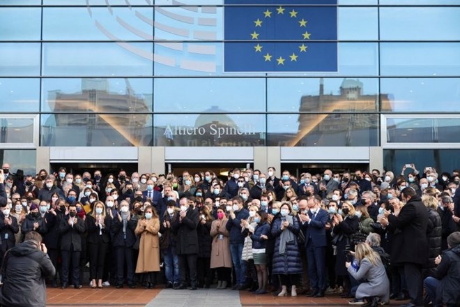 Minuta molka za umrlega pred poslopjem Evropskega parlamenta.