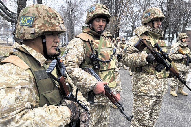 Ruski vojaki, ki jih je Putin na zaprosilo predsednika Žomarta Tokajeva poslal v Kazahstan, patruljirajo po ulicah Almatija,...
