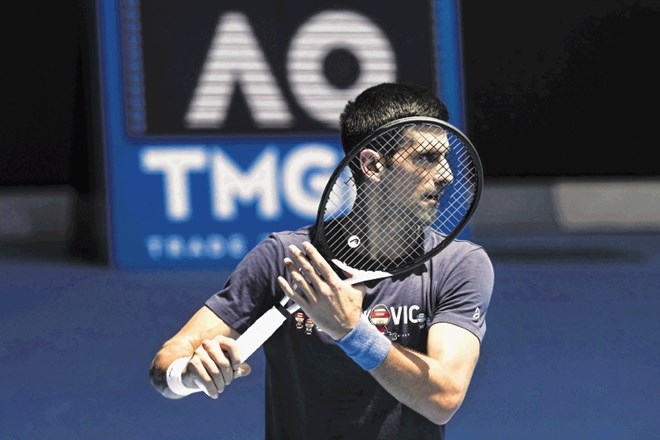 Novak Đoković se pospešeno pripravlja na OP Avstralije, ki se začne v ponedeljek, a dejansko še ne ve, ali bo na turnirju...