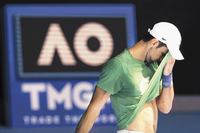 Srbski teniški igralec Novak Đoković bo kmalu izvedel, ali bo moral zapustiti Avstralijo in s tem tudi turnir za grand slam v...