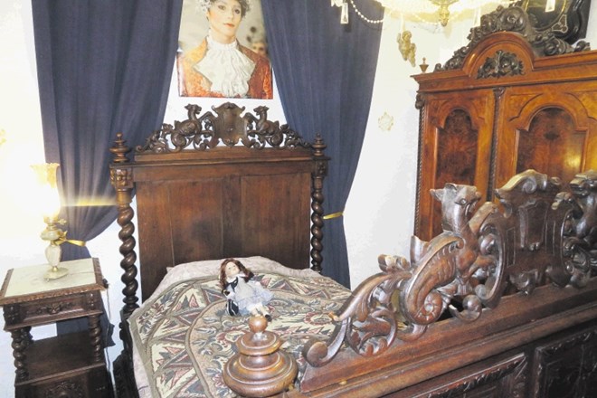 Poldrugo stoletje stara postelja iz   francoskega dvorca naj bi bila izdelana po okusu Napoleona.
