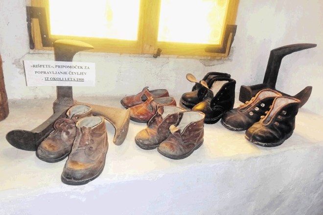 V Jenkovi kasarni so razstavljeni tudi čevlji danes že odraslih Jezerčanov.