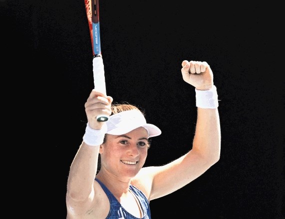 Tamara Zidanšek je v Melbournu dvignila roke v zrak ob uvrstitvi v šestnajstino finala OP Avstralije v tenisu.