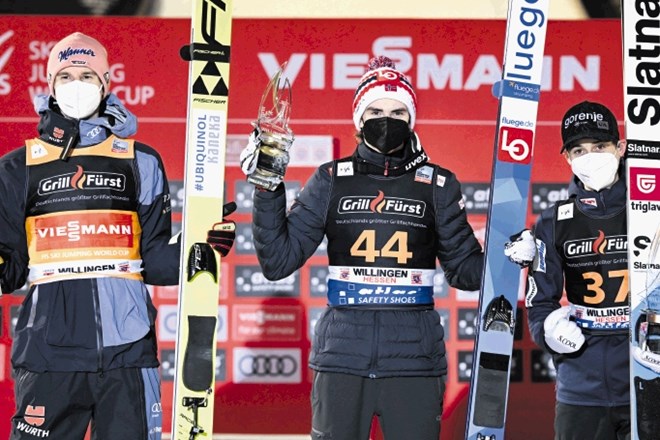 Na zadnji tekmi pred olimpijskimi igrami so bili na stopničkah Norvežan Marius Lindvik (v sredini), Nemec Karl Geiger (levo)...
