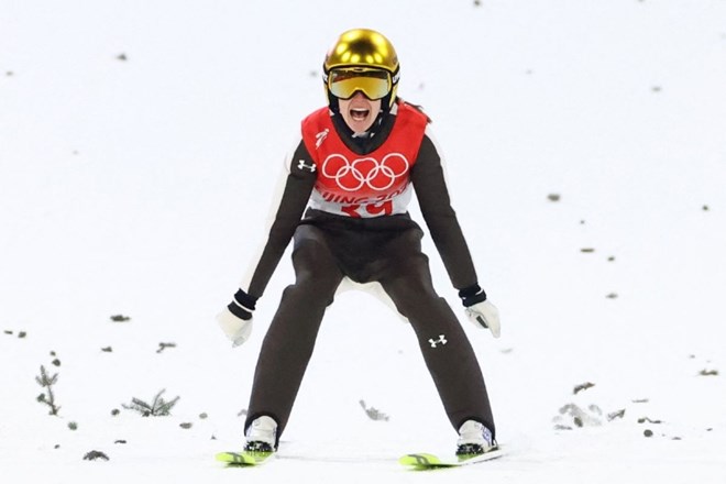 #foto Slovenske skakalke v Pekingu pišejo zgodovino: Urša Bogataj olimpijska prvakinja, Nika Križnar bronasta