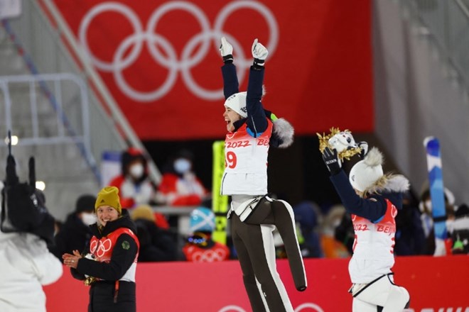 #foto Slovenske skakalke v Pekingu pišejo zgodovino: Urša Bogataj olimpijska prvakinja, Nika Križnar bronasta
