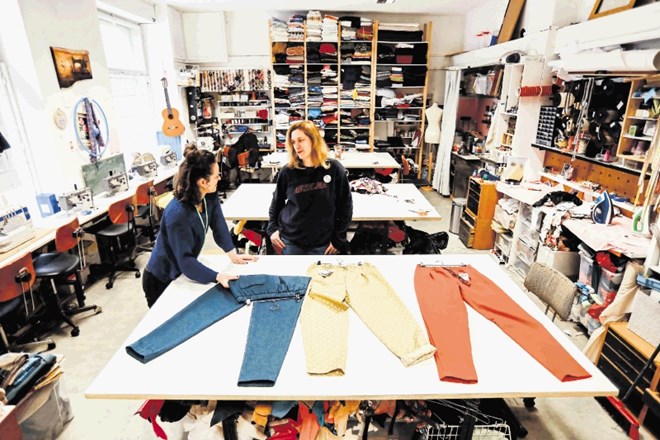 Brezčasne in uniseks hlače »zdravo« modna oblikovalka šiva že od leta 2012, povpraševanje po njih pa je konstantno.