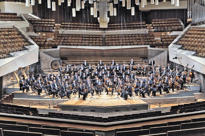 Berlinski filharmoniki so ta teden na krajši koncertni turneji. Na Dunaju so nastopili v torek in sredo, nocoj bodo gostovali...