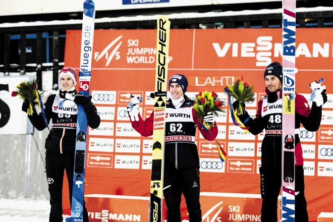 Avstrijski smučarski skakalec Stefan Kraft (na sredini, levo drugi Halvor Egner Granerud, desno tretji Piotr Žyla) je...