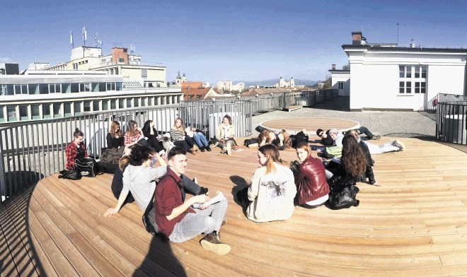Šuba je priljubljena gimnazija z veliko sončno teraso, ki je pravzaprav tudi dodatna učilnica, namenjena različnim šolskim...