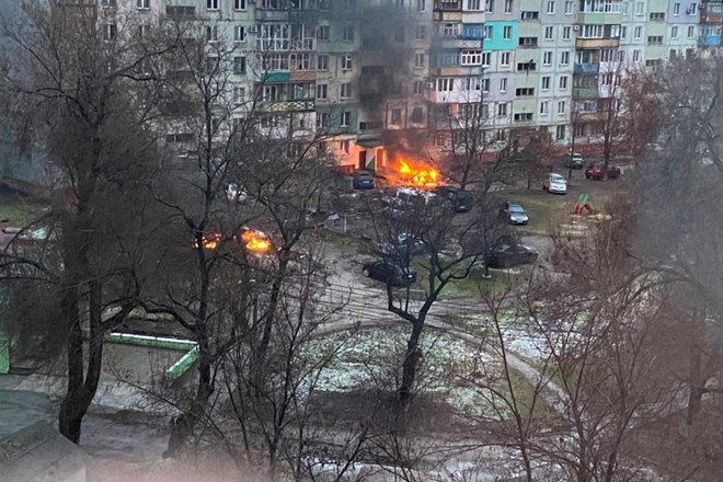 Rusko obrambno ministrstvo je napovedalo začasno prekinitev napadov na mesti Mariupol (na fotografiji) in Volnovaha na jugu...