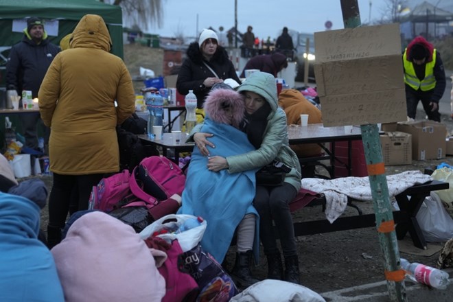 Ukrajino je zapustilo že ogromno civilistov, z različnih okupiranih mest pa jih na varno beži še več.